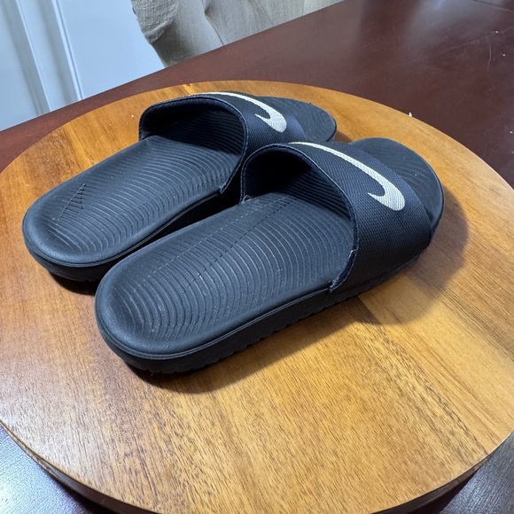 Nike Black and Silver Slide Sandals Size 1 - Picture 5 of 8